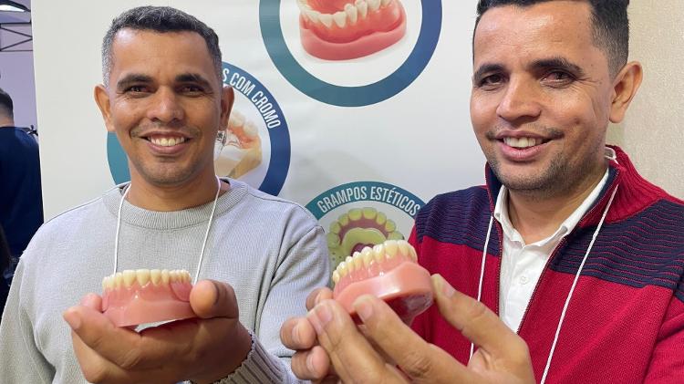 Os irmãos Emerson e Leônidas Ferreira têm um laboratório de próteses em Montes Claros (MG) e viajaram atrás de novidades no setor - Rodrigo Bertolotto/UOL - Rodrigo Bertolotto/UOL