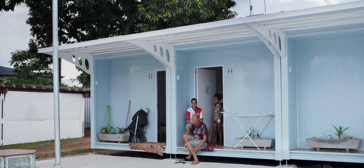A Vila Reencontro Cruzeiro do Sul, na zona norte de SP: 40 casinhas azuis de 18 metros quadrados cada uma, com refeitório e lavanderia comuns - Camila Svenson/UOL