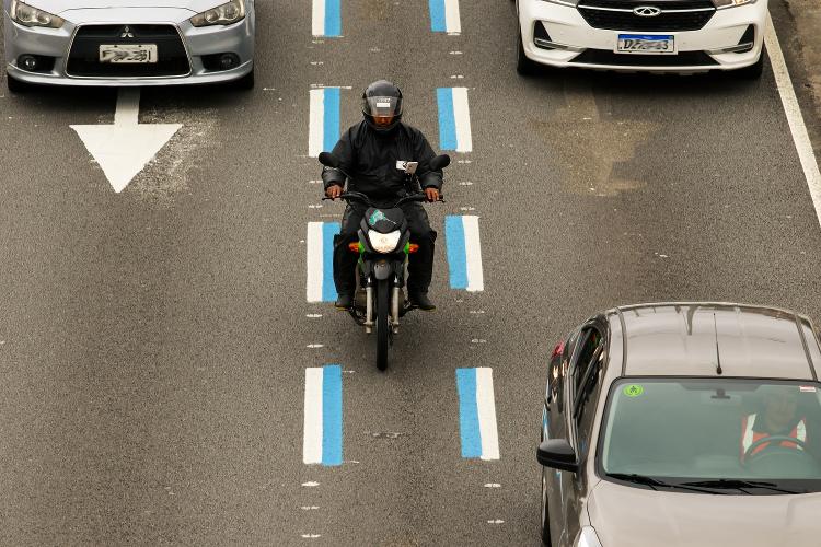 Trecho da Faixa Azul para motos na avenida dos Bandeirantes, na zona sul de SP