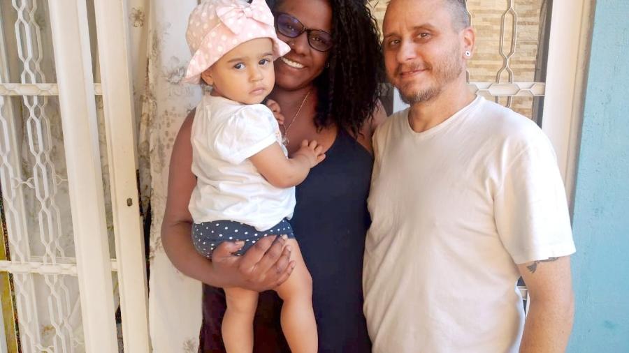 A diretora de arte Olivia Vieira, seu esposo e filha - Arquivo pessoal