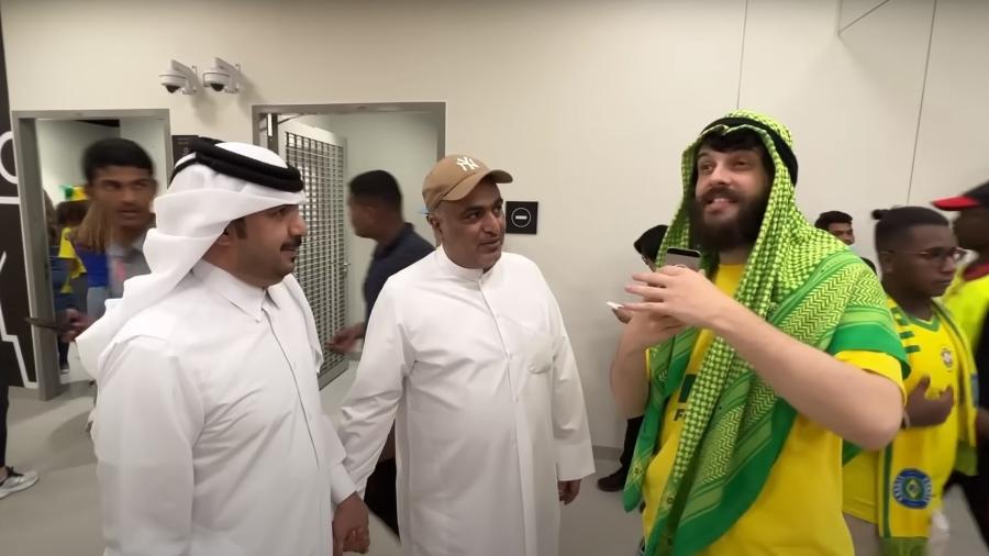 O humorista Diogo Defante, fazendo o personagem "repórter doidão", entrevista árabes em estádio do Qatar - Reprodução