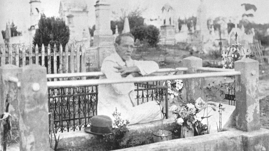 Cairbar Schutel no cemitério da cidade de Matão (SP), na última foto de sua vida (1937) - Memorial Cairbar Schutel/Divulgação