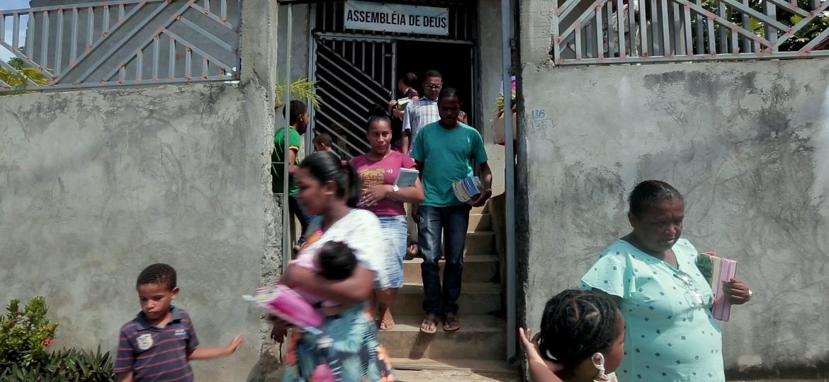Culto na Assembleia de Deus de Barra de Pojuca, distrito popular de Camaçari (BA) onde os evangélicos são maioria - MOV.doc