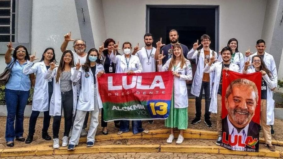 Médicos se reuniram para realizar um ato de apoio ao ex-presidente Luiz Inácio Lula da Silva (PT) - Rodrigo Ferrari/UOL