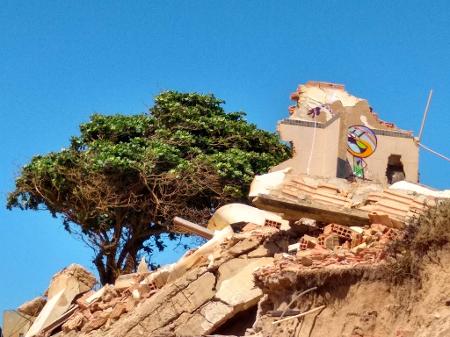 Um dos pontos mais críticos de erosão em Atafona (RJ): o fenômeno produziu imagens impressionantes - Mariana Costa/UOL - Mariana Costa/UOL