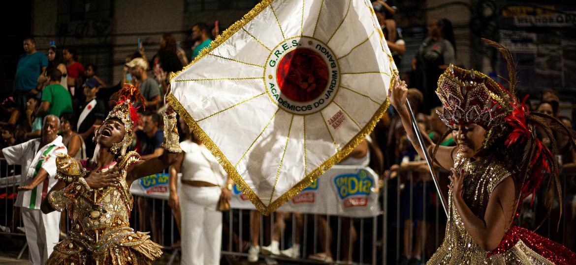 Mestre-sala e porta-bandeira da Acadêmicos de Jardim Bangu, em desfile na Estrada Intendente, no Rio, na sexta-feira (22) - Fabiana Batista/UOL