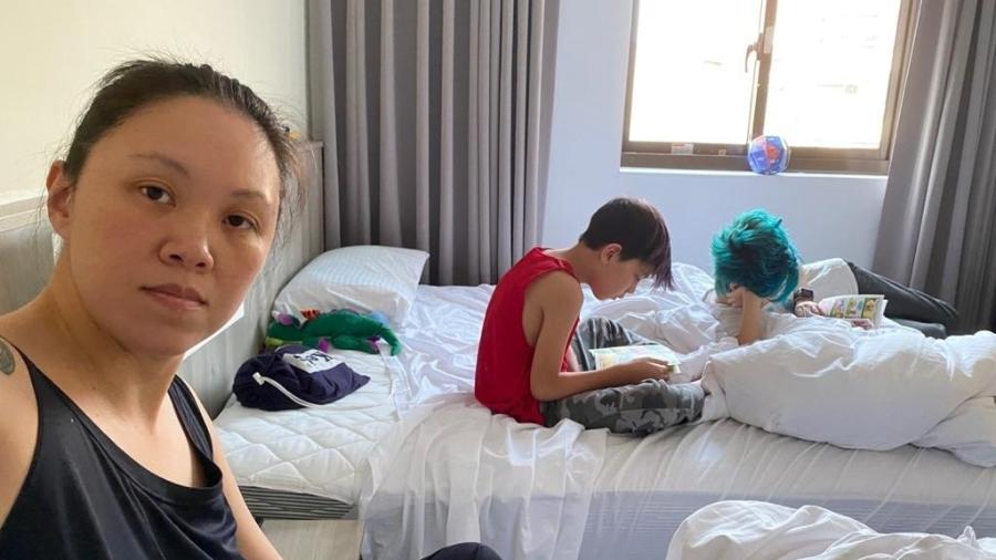 A brasileira Chialin Chiang com os dois filhos, Zack e Dylan, quarentenando em um hotel de Taiwan - Arquivo pessoal