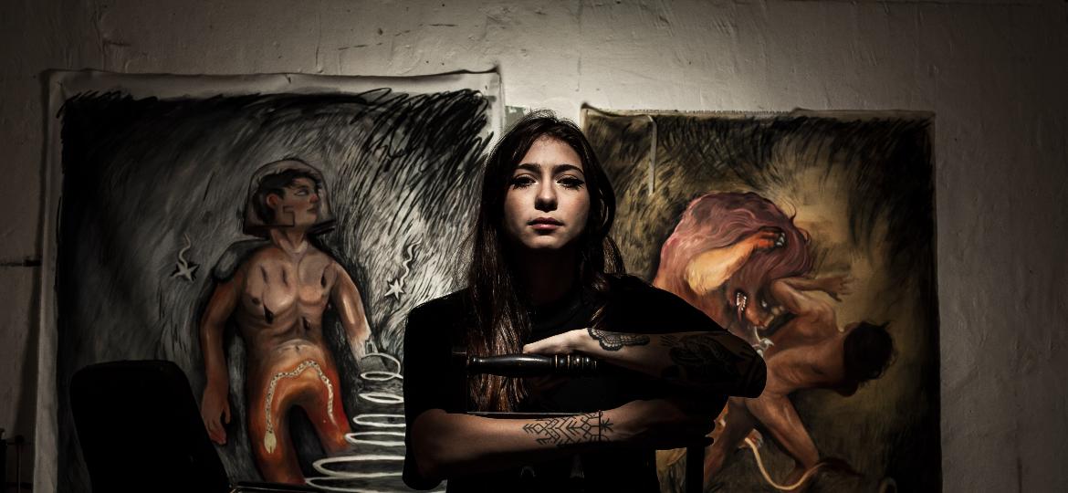 A artista paulistana Luna Buschinelli, que fez um mural com o cineasta norte-americano Tim Burton - Fernando Moraes/UOL