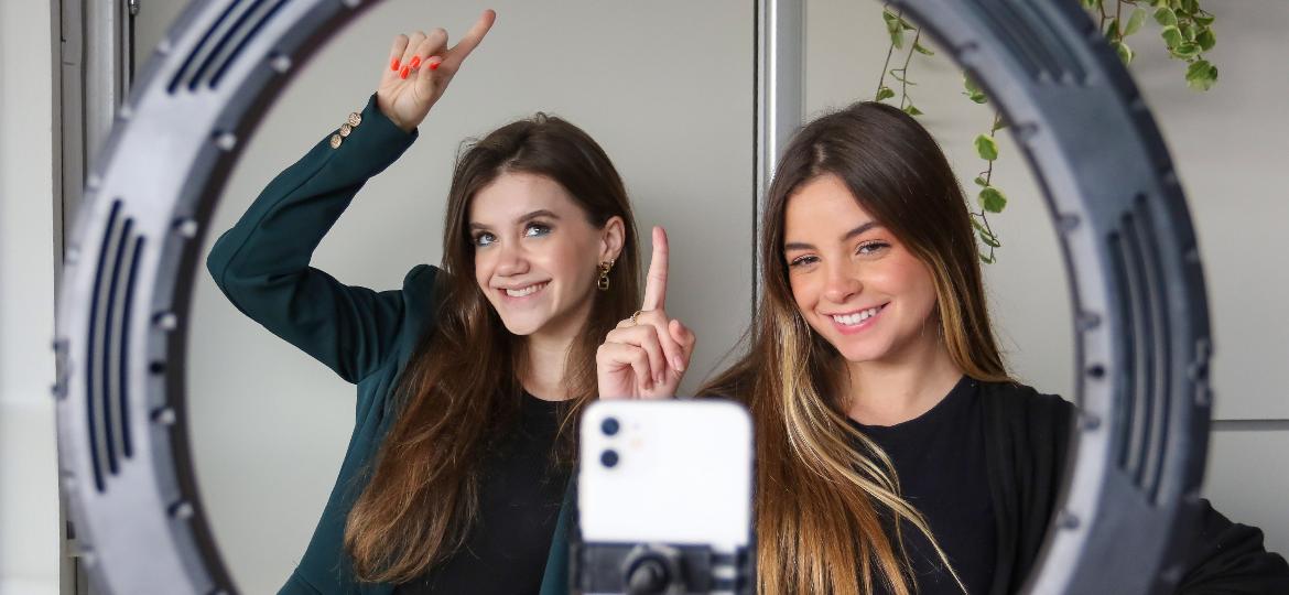 Ana Luiza Thomazini, 23, e Marianna Croce, 19, integram equipe responsável pelas redes sociais do Tribunal Regional Eleitoral do Paraná - Theo Marques/UOL