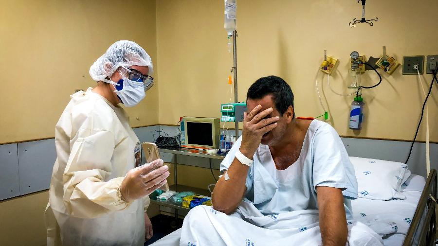 Paciente se emociona ao conversar com a família enquanto se recupera da covid-19 no HC de Ribeirão Preto (SP) - André François