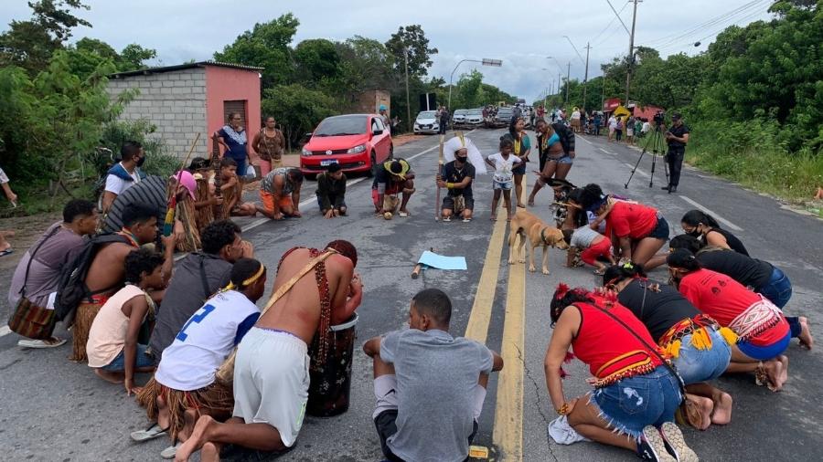 Indígenas da aldeia Novos Guerreiros fazem protesto na BR-367, em Porto Seguro (BA), pelo assassinato de Vitor Braz de Souza no domingo (13) - Arquivo pessoal