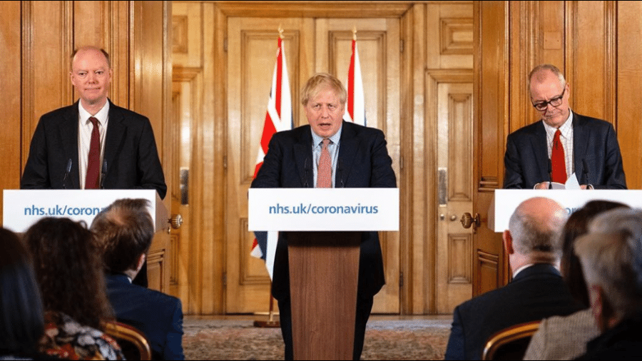 Primeiro-ministro britânico Boris Johnson e auxiliares anunciam medidas de controle do novo coronavírus, em Londres - Reprodução/Instagram