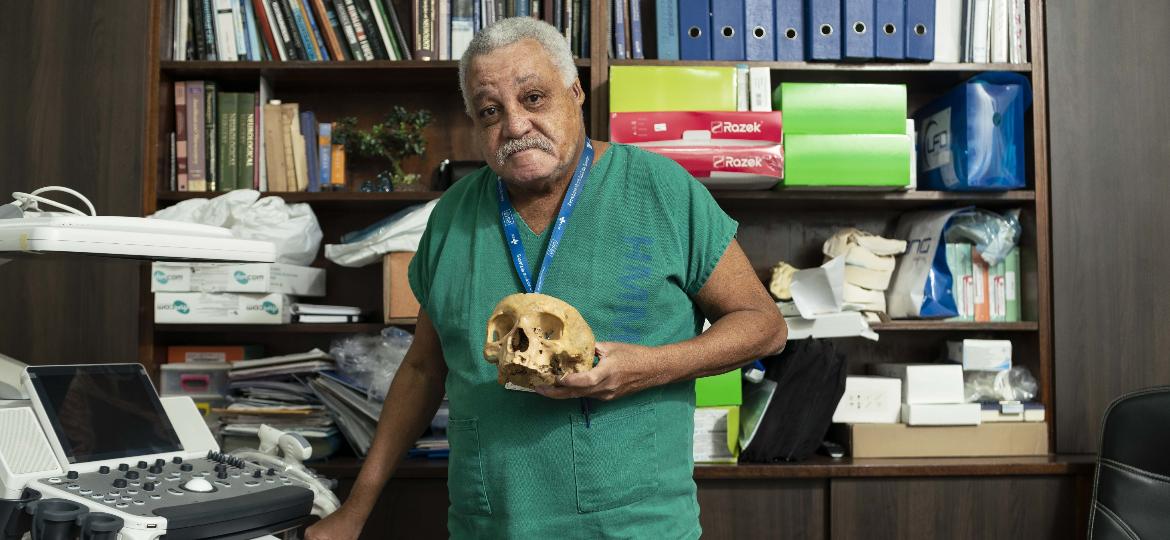 O neurocirurgião Ivan Santana Dório em sua sala no Hospital Miguel Couto, no Rio - Ricardo Borges/UOL