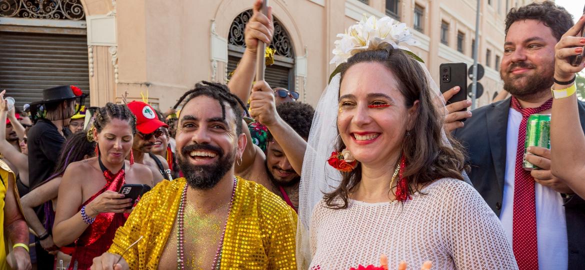 Aline Cunha e Gustavo Santana se casaram no bloco Não Monogamia Gostoso Demais, na segunda-feira (20) - Matias Maxx/UOL