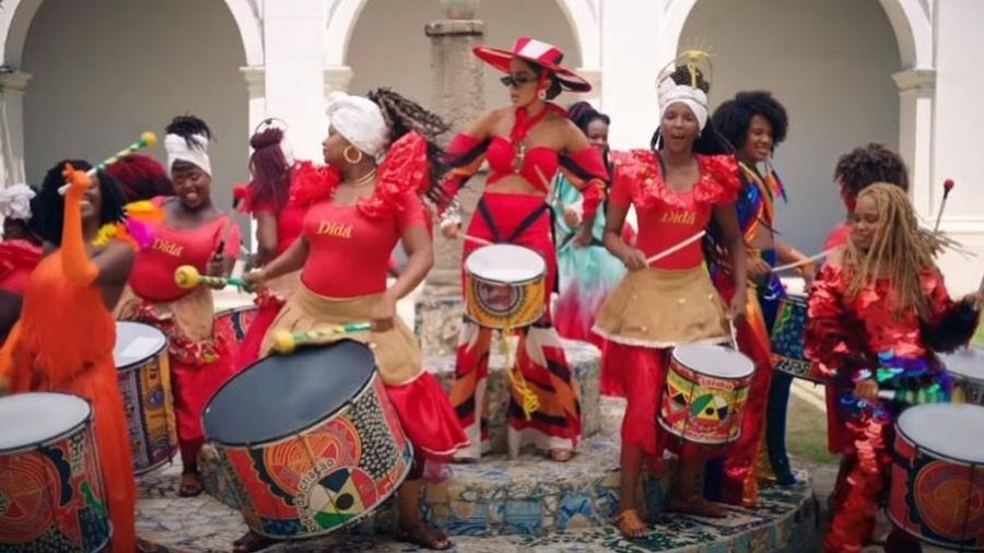 Anitta leiloa o figurino vermelho usado no videoclipe de "Me Gusta" - Divulgação