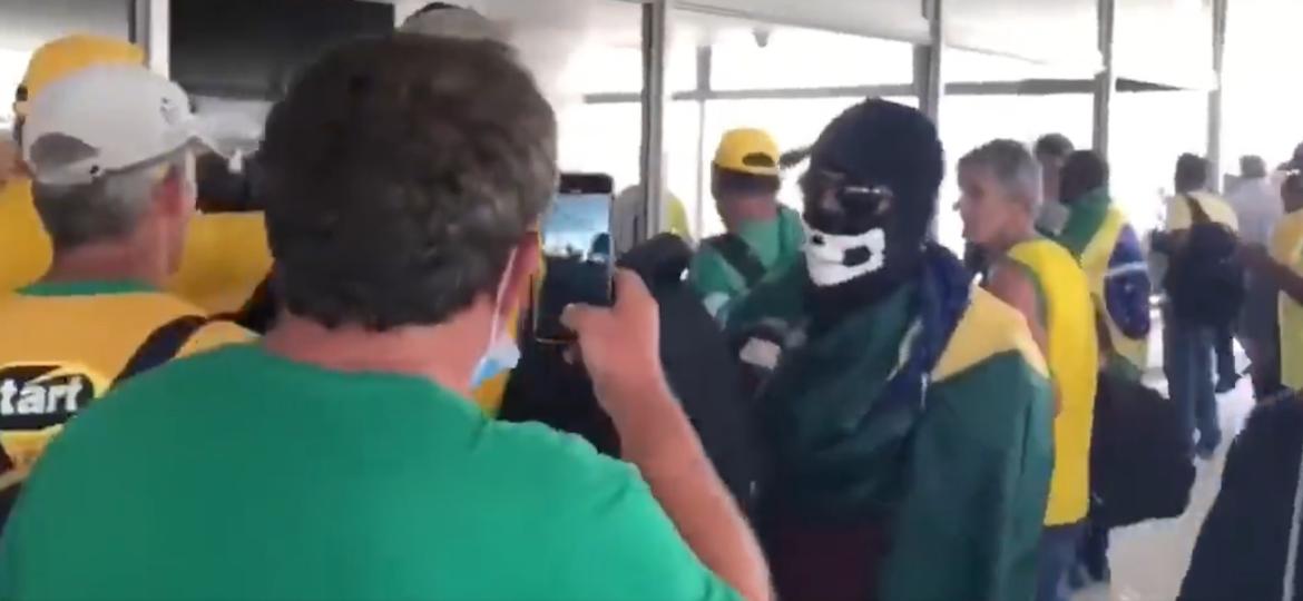 Homem usa a "siege mask" ("máscara do cerco", em tradução livre) durante a invasão de prédios do Poder Público em Brasília - Reprodução/Twitter