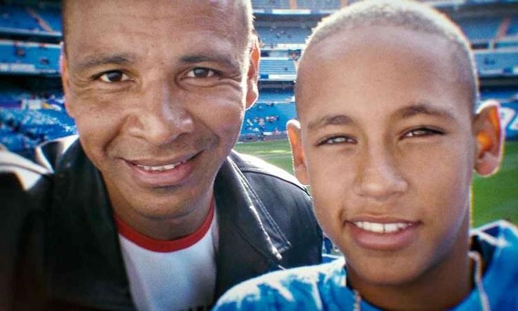 Neymar pai e Neymar filho posam juntos no estádio Santiago Bernabéu, em Madri Neymar pai e Neymar filho posam juntos no estádio Santiago Bernabéu, em Madri