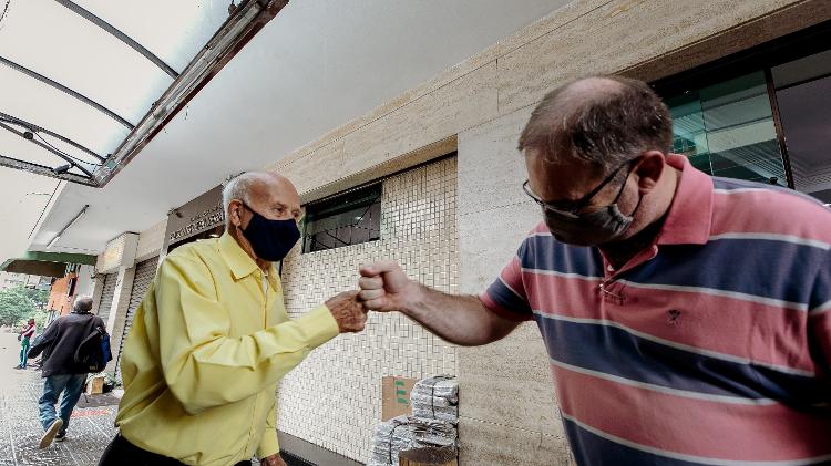 Seu Salvador, 85, jornaleiro mais antigo de São Paulo, em sua banca no viaduto Nove de Julho - Mariana Pekin/UOL - Mariana Pekin/UOL