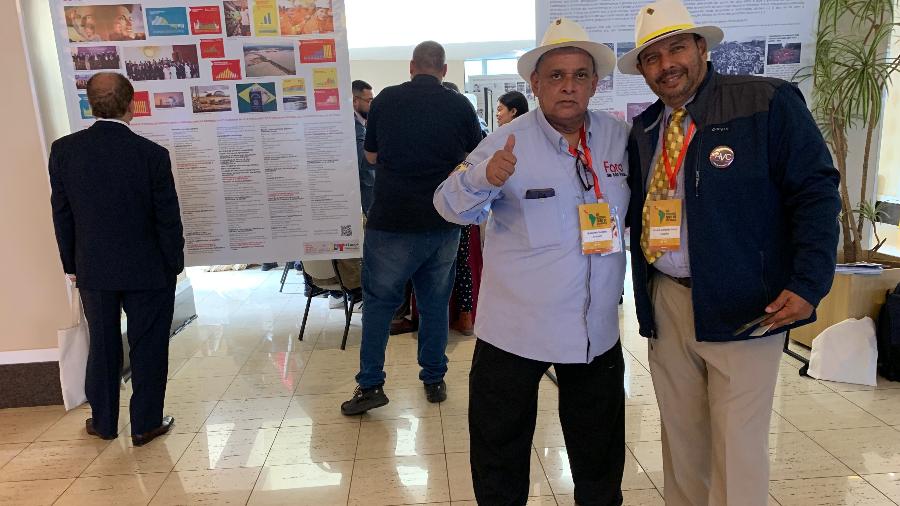 Guillermo Sánchez ao lado do companheiro Freddy Veloz, do movimento equatoriano AVC (Alfaro Vive, ¡Carajo!), no 26º Foro de São Paulo - André Borges/UOL