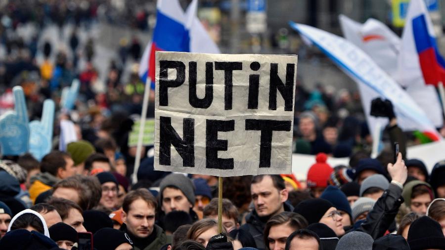 Russos fazem protesto em Moscou por mais liberdade na Internet e contra as medidas do governo nacional  - Alexander Nemenov/AFP