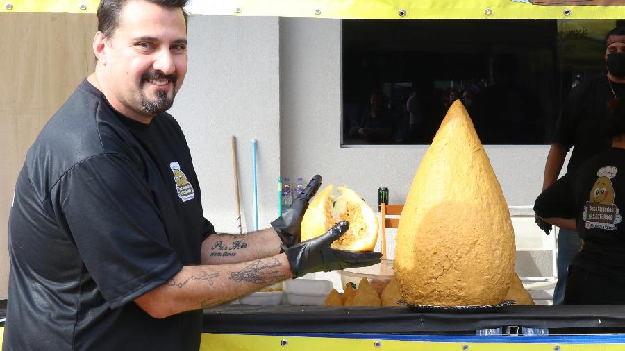 Cristian Silva, criador da coxinha de 20 kg do Big Food Festival, em São José dos Campos (SP) - Paula Maria Prado/UOL