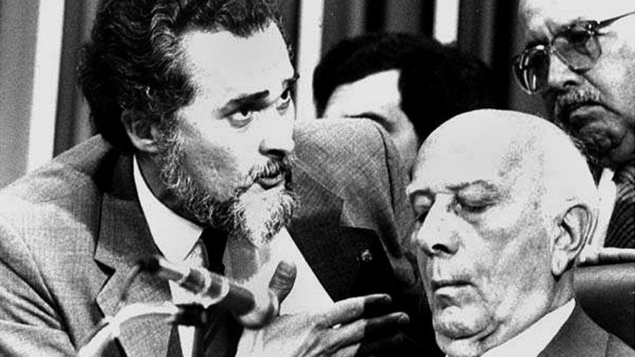 O então deputado constituinte José Genoino (à esq.), ao lado do deputado federal Ulysses Guimarães, presidente da Constituinte, em Brasília, em 1987 - Reprodução
