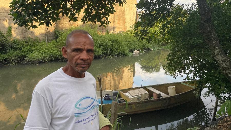 O pescador Gilciney Gomes, 64, com seu barco no canal Caetano Madeira: "Não tem mais nada lá para a gente" - Camille Lichotti/UOL