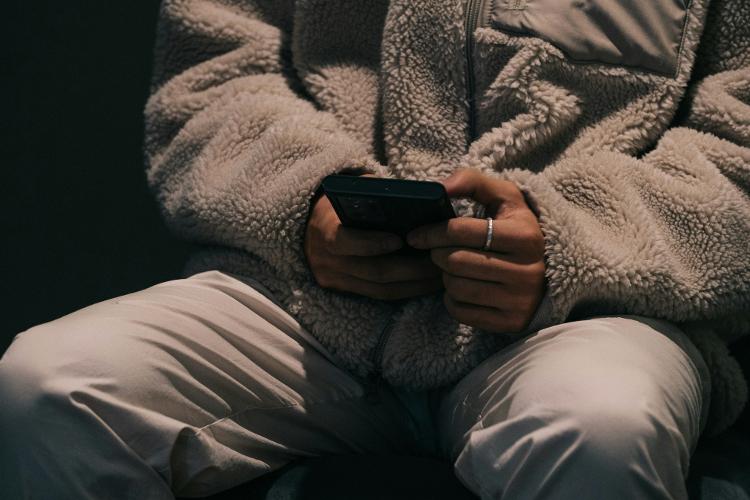 Desabafar com chatbot é hábito de 1 em cada 10 brasileiros que usam IA