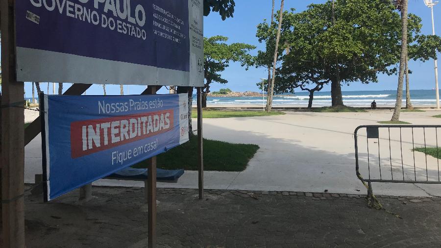 Placa avisa que a Praia de Pitangueiras, no Guarujá, está interditada - Felipe Pereira