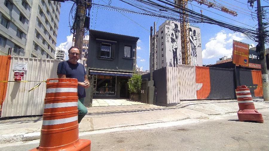 O designer Nelson Amorim manteve a casa em que mora e trabalha, mesmo ilhada por um construção em Pinheiros, zona oeste de São Paulo - Rodrigo Bertolotto/UOL