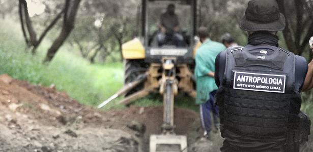 Escavação de vala clandestina, em busca de corpos
