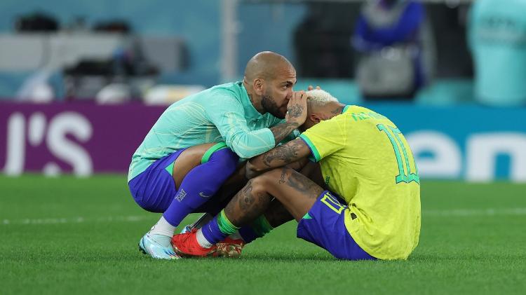 09.12.2022 - Daniel Alves ampara Neymar após derrota para Croácia na Copa do Mundo no Qatar 