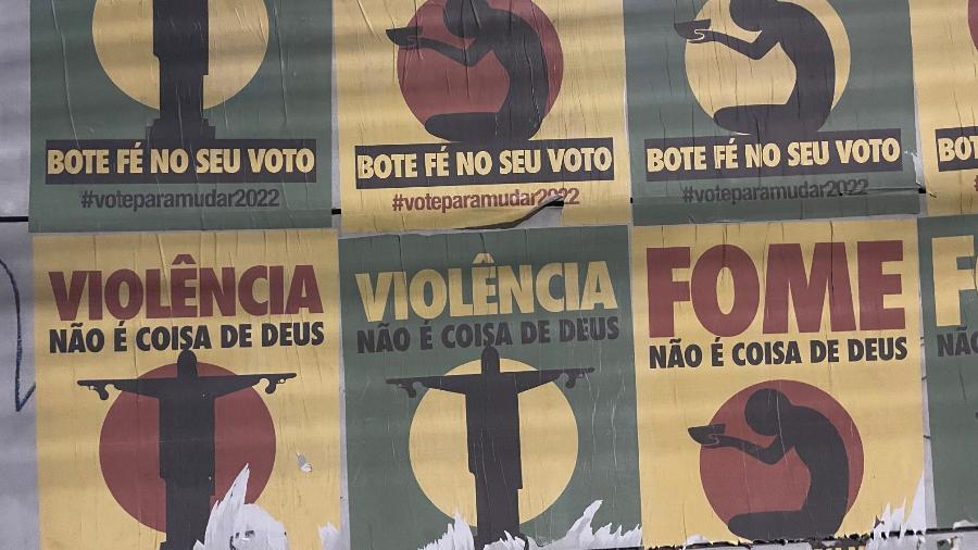 No Brás, nas proximidades das sedes de igrejas evangélicas, cartazes pedem consciência no voto  - Rodrigo Bertolotto/UOL