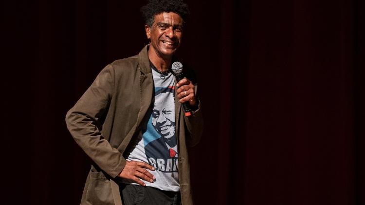 Helio de la Peña mostra várias camadas em show de humor Helio de la Peña mostra várias camadas em show de humor