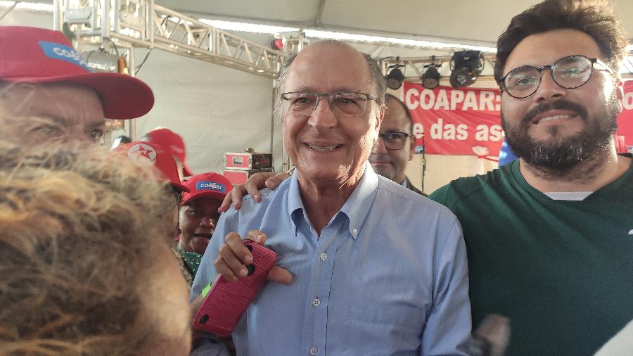 Geraldo Alckmin tietado em Andradina (SP), na inauguração de uma fábrica de laticínios do MST - Rodrigo Ferrari/UOL