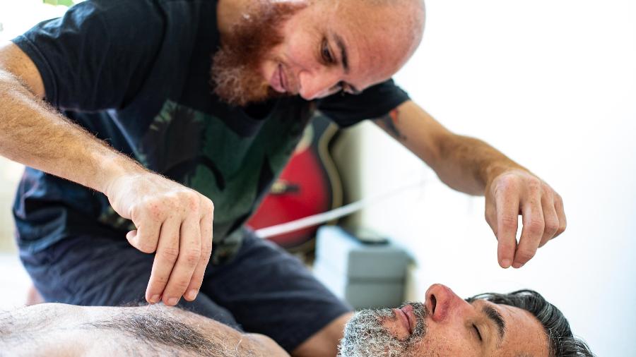 O terapeuta Rafael Diniz faz sessão de cura multidimensional arcturiana em clínica no ABC Paulista