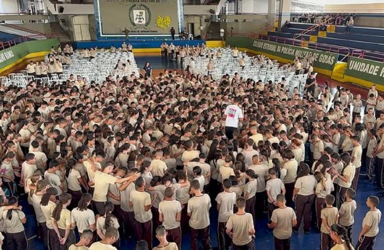 Palestra do Guilherme Batista em escola militarizada