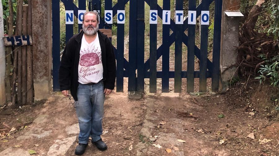 Cid Gabriel posa em frente à porteira do sítio anarquista em Mogi Das Cruzes, na Grande São Paulo  - Marcelo Tuvuca Freire/UOL