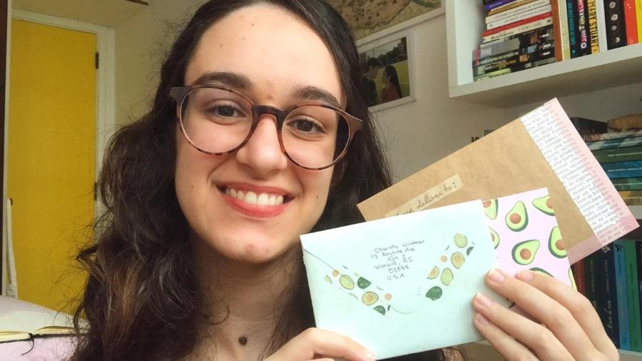 A estudante de produção editorial Gabriela Benevides, 22, é uma das centenas de pessoas se dedicando à correspondência com estranhos - Arquivo pessoal