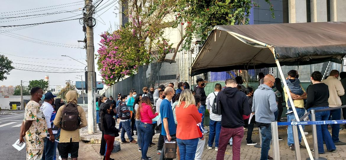 Imigrantes à espera de atendimento na frente da sede da Polícia Federal, em São Paulo - João de Mari/UOL