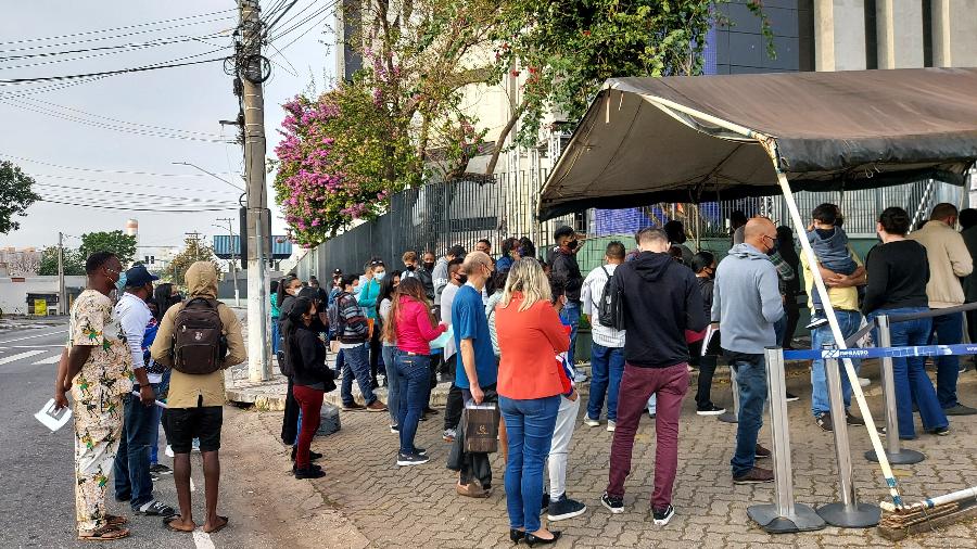 Imigrantes à espera de atendimento na frente da sede da Polícia Federal, em São Paulo; venezuelanos, haitianos e colombianos foram principais origens - João de Mari/UOL