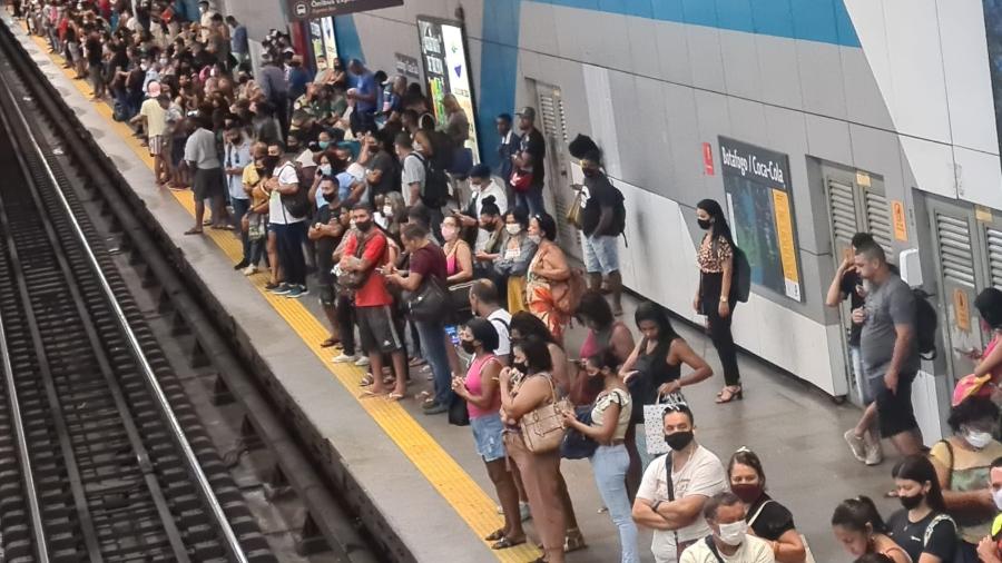 A maioria ainda usou máscara na terça-feira (8), na estação Botafogo do metrô, no Rio - Elisa Soupin/UOL