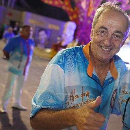 Carlos Eduardo Prado no desfile da escola de samba Estrela do Terceiro Milênio