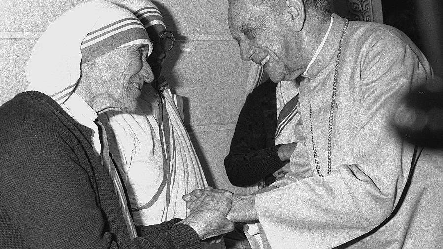 Em 1985, Madre Teresa de Calcutá cumprimenta o arcebispo dom Hélder Câmara, um dos idealizadores da CNBB, numa recepção em Paris, na França - France Presse: AFP/France Presse- AFP