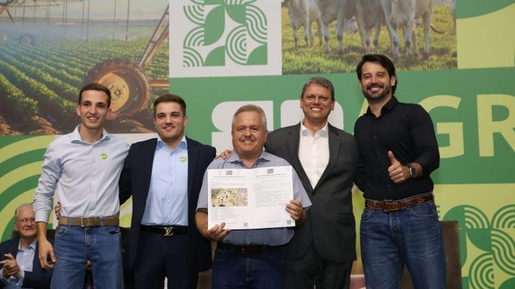 Piai e Tarcísio na entrega do CAR 100 mil, em 2025