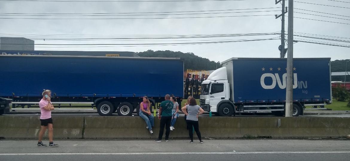 Passageiros aguardam a liberação das rodovias sentados nas barreiras de proteção da estrada - Carmen Lúcia Krause/Arquivo pessoal