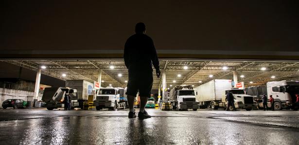 Caminhões estacionados para abastecer em posto de combustíveis da Rodovia Dutra, em Guarulhos