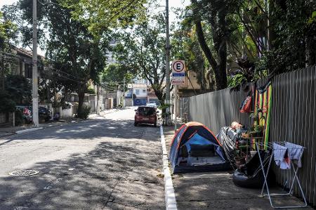 Barraca montada pelo casal Mariana Fortunato da Costa e Danilo Nolasco na rua Leme, depois de desocuparem a casa da rua Abílio Soares, ambas no Paraíso - Reinaldo Canato/UOL - Reinaldo Canato/UOL