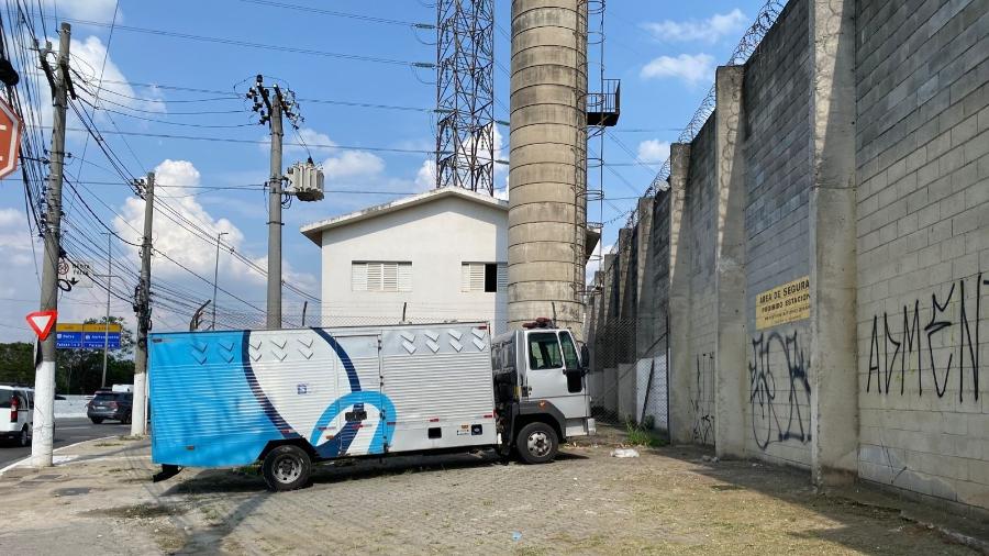 Veículo para transporte de internos é flagrado hoje de manhã em frente à Unidade Especial de Saúde, em São Paulo