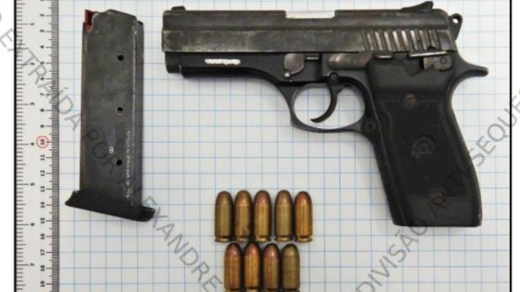 Pistola que, segundo PMs, foi encontrada com rapaz morto na Operação Escudo